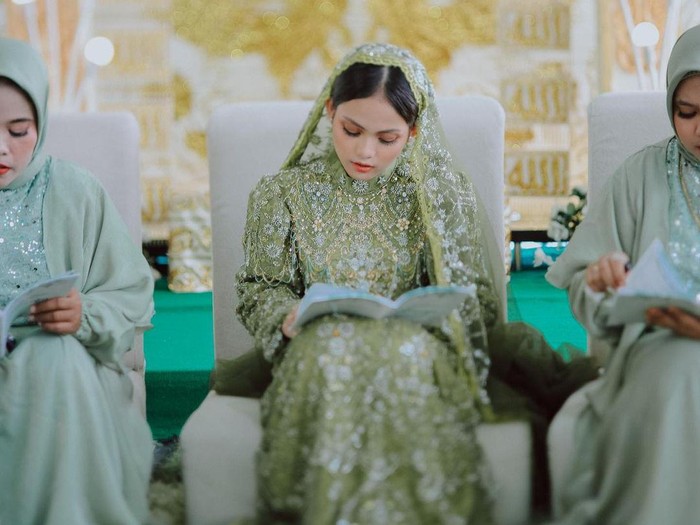 Putri Isnari atau Putri DA Momen pengajian Putri Isnari atau Putri DA.