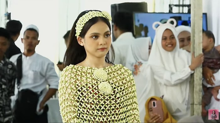 Putri Isnari atau Putri DA gelar prosesi pengajian dan siraman jelang menikah.