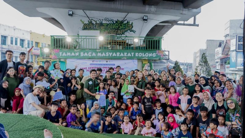 Relawan GEN-B bersama anak – anak TBM Kolong dan masyarakat.