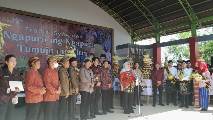 Ribuan masyarakat Klaten memperebutkan 25 gunungan ketupat dan hasil bumi di Tradisi Syawalan di Bukit Sidoguro, Rabu (17/4/2024).