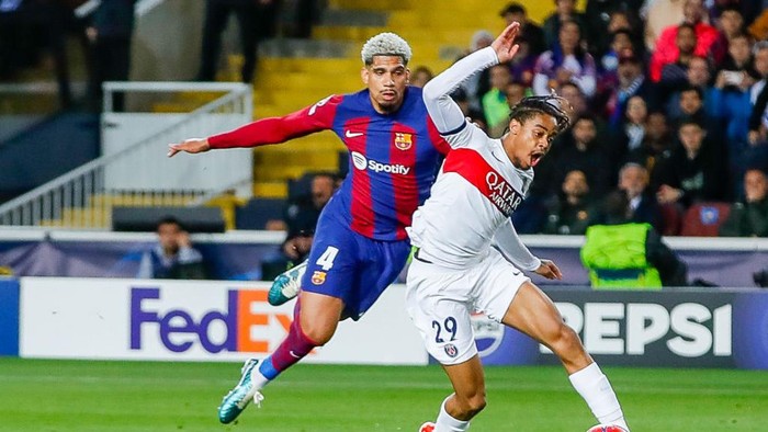 BARCELONA, SPAIN - APRIL 16: RONALD ARAUJO (4) FC BARCELONABRADLEY BARCOLA (29) PARIS SAINT-GERMAIN during the Match of the quarts of final of Champions League between FC Barcelona and Paris Saint-Germain in barcelona at the Estadi Olimpic Lluis Companys. (Photo by Adria Puig/Anadolu via Getty Images)