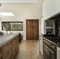 “Area ini cukup pribadi karena lahan yang sangat besar, dikelilingi oleh bukit dan pemandangan,” ujar Lori Harris soal rumah baru Lisa Blackpink. Foto: Dok. GAVIN CATER/MANSION GLOBAL