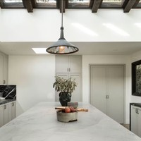 Inilah area dapur rumah baru Lisa Blackpink. Area dapur ini dimaksimalkan dengan pencahayaan alami dari jendela yang terpasang di dinding dan atap. Foto: Dok. GAVIN CATER/MANSION GLOBAL