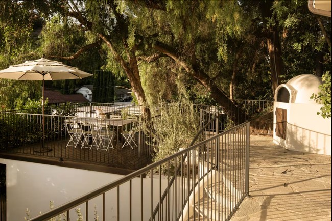 Balkon dari rumah ini sangat luas dan memiliki pemandangan yang indah di kawasan Beverly Hills. Foto: Dok. GAVIN CATER/MANSION GLOBAL