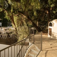 Balkon dari rumah ini sangat luas dan memiliki pemandangan yang indah di kawasan Beverly Hills. Foto: Dok. GAVIN CATER/MANSION GLOBAL