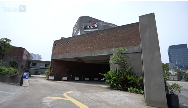 Inilah penampakan rumah dokter Tompi yang belum lama ini ditempatinya. Rumah yang berlokasi di daerah Bintaro, Tangerang Selatan, itu menempati lahan seluas 6.400 meter persegi. (Foto: YouTube/Taulany TV)