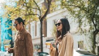 Gaya kasual keduanya juga diabadikan dalam unggahan Instagram Hana Malasan. Menyeberang jalan usai membeli kopi, Sean dan Hana kompak kenakan jaket berwarna cokelat. Foto: Instagram/gelaelized