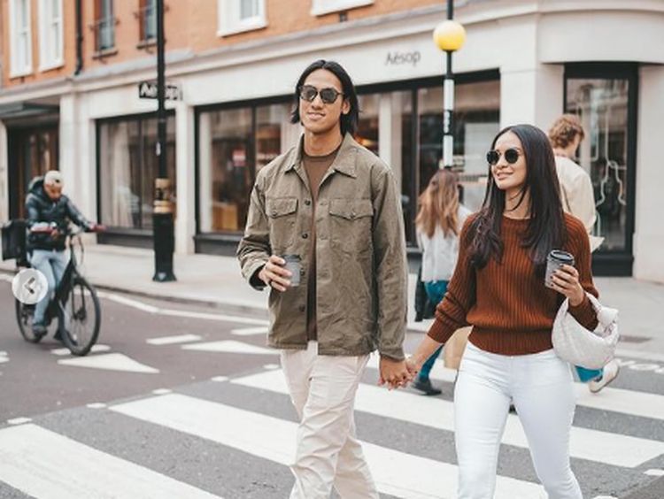Pamer Pacar Baru, Sean Gelael Romantis Ngopi Bareng Hana Malasan
