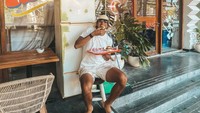 Sebagai seorang Foodies, ke manapun dirinya pergi makanan enak menjadi tujuannya. Termasuk ketika berlibur di Bali ia sengaja mendatangi restoran burger yang tengah hits. Foto: Instagram/gelaelized