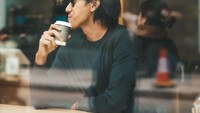Pria penggemar kopi ini juga tak pernah absen mengunjungi berbagai kafe. Ia tampak keren saat duduk di dekat jendela sambil memegang segelas kopi. Foto: Instagram/gelaelized