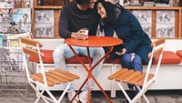 Sean Gelael merupakan sosok pria yang dekat dengan keluarga. Ia seringkali menghabiskan waktu hangoutnya bersama sang ibu. Foto: Instagram/gelaelized
