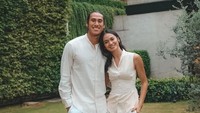 Keduanya bahkan membagikan foto merayakan lebaran Idul Fitri bersama. Serasi dengan menggunakan pakaian putih, keduanya tampak merasa memeluk satu sama lain. Foto: Instagram/gelaelized