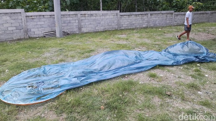 Sebuah balon udara berwarna biru yang terjatuh di Padukuhan Glidag, Kalurahan Logandeng, Kapanewon Playen, Kabupaten Gunungkidul, Rabu (17/4/2024) petang.