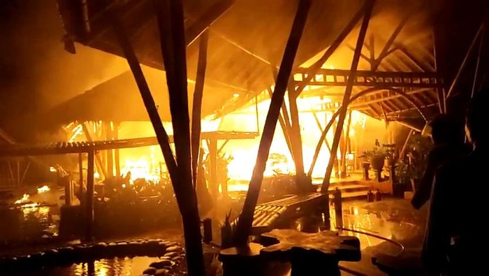 Restoran di Panongan Tangerang Kebakaran Usai Tersambar Petir