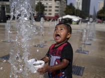 Segarnya Bermain Air Mancur Ditengah Teriknya Cuaca Meksiko