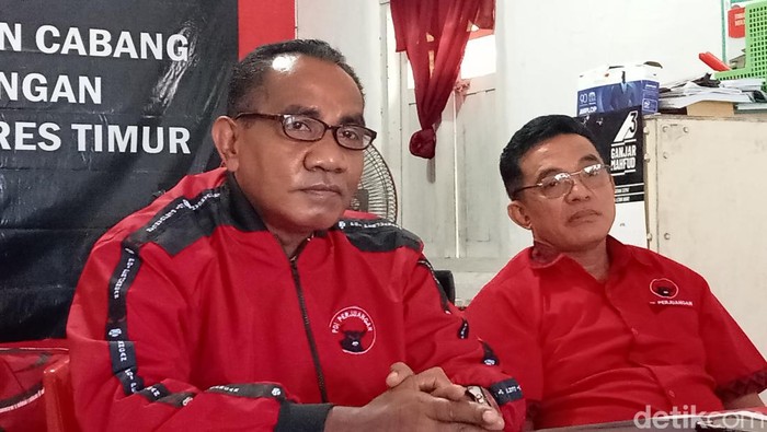 Sekertaris DPC PDIP Robertus Rebon Kereta dan Bendahara DPC PDIP Flores Timur, Konradus Kusno Wada, Rabu (17/4/2024). (Yurgo Purab)