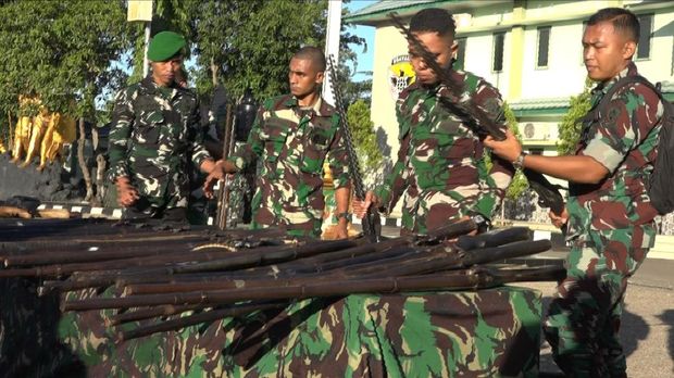 Sejumlah senjata api yang disita oleh tentara di Makorem 161/Wira Sakti, Kupang, NTT, Rabu (17/4/2024). Senjata tersebut merupakan bekas dari konflik Timor Leste.