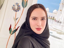 Gaya Shandy Aulia Berkerudung saat Kunjungi Masjid di Abu Dhabi, Curi Atensi