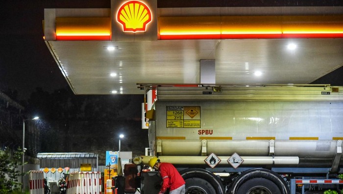 Petugas bersiap melakukan pengisian BBM ke dalam tangki di SPBU Shell, Medan, Sumatera Utara, Selasa (16/4/2024). Pada tahun ini Shell Indonesia akan menutup seluruh SPBU di Kota Medan, guna menciptakan nilai lebih dengan emisi yang rendah melalui pengembangan solusi energi rendah karbon. ANTARA FOTO/Fransisco Carolio/Spt.