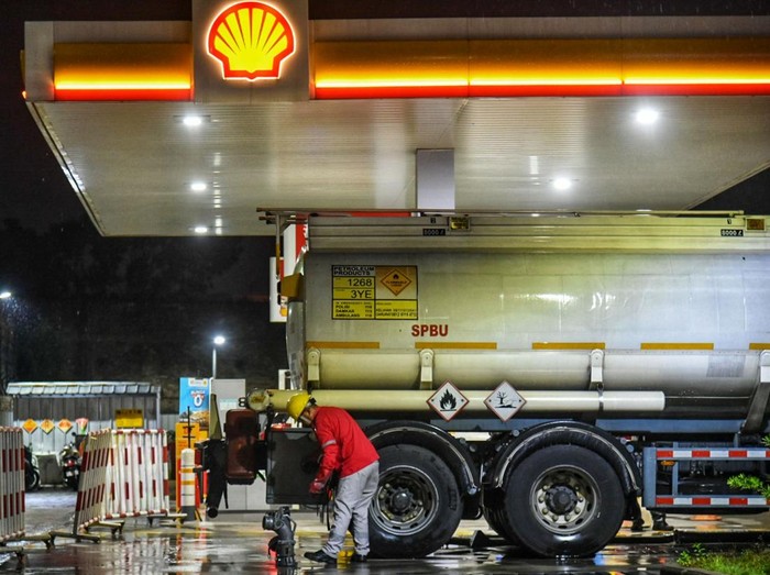 Petugas bersiap melakukan pengisian BBM ke dalam tangki di SPBU Shell, Medan, Sumatera Utara, Selasa (16/4/2024). Pada tahun ini Shell Indonesia akan menutup seluruh SPBU di Kota Medan, guna menciptakan nilai lebih dengan emisi yang rendah melalui pengembangan solusi energi rendah karbon. ANTARA FOTO/Fransisco Carolio/Spt.
