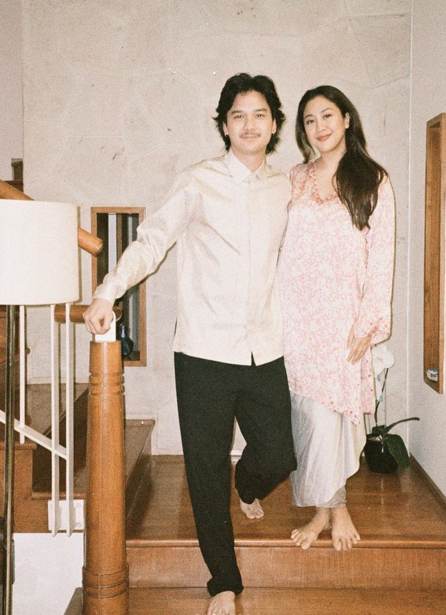 Biar matching karena dadakan, bas pinjem baju ayah triawan. Sher pake baju lebaran jaman SMP, tulis Sherina di akun TikToknya. Foto-foto Lebarannya itu juga diunggah Sherina ke akun Instagram pribadi miliknya. Foto: Instagram/@sherinamunaf