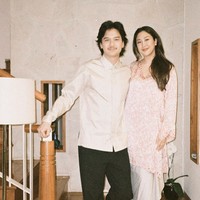 Biar matching karena dadakan, bas pinjem baju ayah triawan. Sher pake baju lebaran jaman SMP, tulis Sherina di akun TikToknya. Foto-foto Lebarannya itu juga diunggah Sherina ke akun Instagram pribadi miliknya. Foto: Instagram/@sherinamunaf