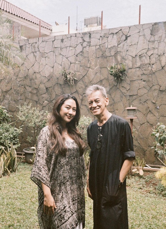 Di momen Lebaran tersebut Sherina juga bersilaturahmi ke rumah kerabat dan keluarganya. Berikut potretnya bersama pamannya, Fariz Rustam Munaf. Foto: Instagram/@sherinamunaf