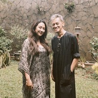 Di momen Lebaran tersebut Sherina juga bersilaturahmi ke rumah kerabat dan keluarganya. Berikut potretnya bersama pamannya, Fariz Rustam Munaf. Foto: Instagram/@sherinamunaf