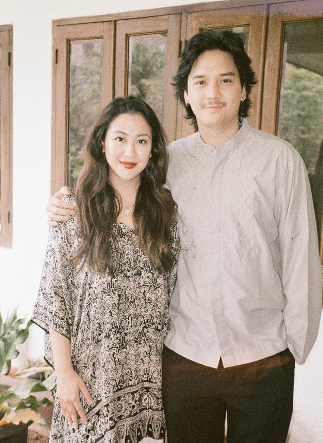 Look keduanya ini juga merupakan baju Sherina zaman SMP. Sementara sang suami, Baskara, juga kembali meminjam pakaian milik mertuanya. Foto: Instagram/@sherinamunaf