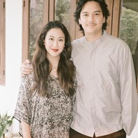 Look keduanya ini juga merupakan baju Sherina zaman SMP. Sementara sang suami, Baskara, juga kembali meminjam pakaian milik mertuanya. Foto: Instagram/@sherinamunaf