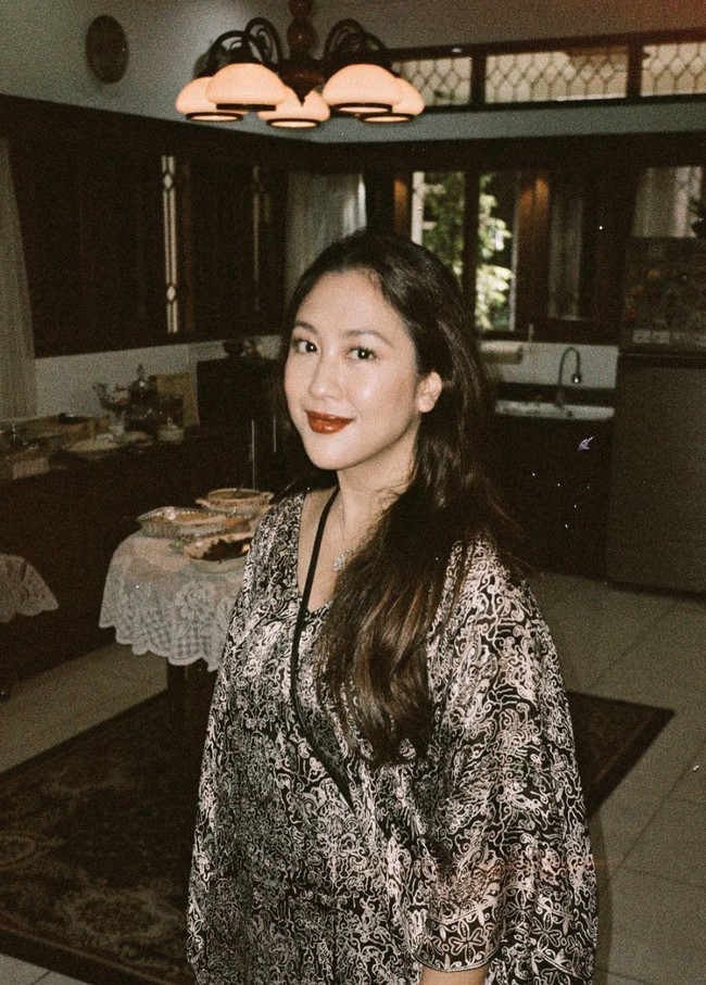 Beberapa netizen menyebut jika penampilan Sherina terlihat sedikit berbeda namun tetap cantik. kak sher, you kinda glow differently loh tbh. apakah?!?!? komentar salah seorang netizen. you look a little different than usual tambah netizen lain. Foto: Instagram/@sherinamunaf