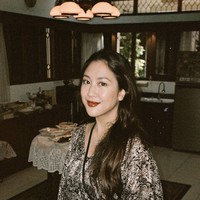 Beberapa netizen menyebut jika penampilan Sherina terlihat sedikit berbeda namun tetap cantik. kak sher, you kinda glow differently loh tbh. apakah?!?!? komentar salah seorang netizen. you look a little different than usual tambah netizen lain. Foto: Instagram/@sherinamunaf