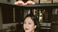 Cantiknya senyuman pemain film Petualangan Sherina ini. Foto: Instagram/@sherinamunaf