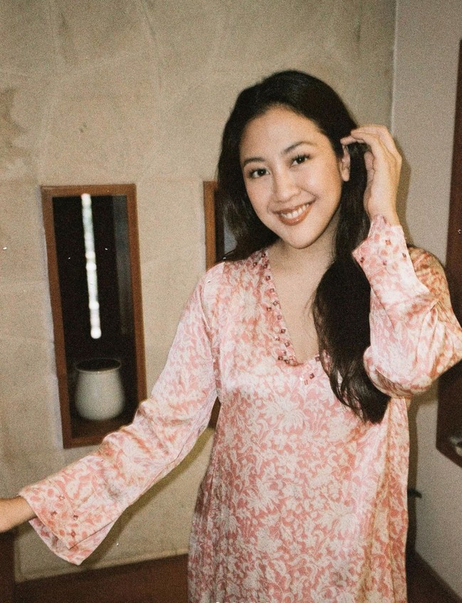 Sherina Munaf memilih tampil sederhana saat merayakan Lebaran 2024. Melalui akun TikTok pribadinya Sherina mengungkapkan jika dress berwarna salmon yang dikenakannya itu merupakan baju lamanya semasa SMP. Foto: Instagram/@sherinamunaf