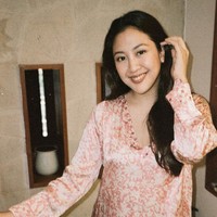 Sherina Munaf memilih tampil sederhana saat merayakan Lebaran 2024. Melalui akun TikTok pribadinya Sherina mengungkapkan jika dress berwarna salmon yang dikenakannya itu merupakan baju lamanya semasa SMP. Foto: Instagram/@sherinamunaf