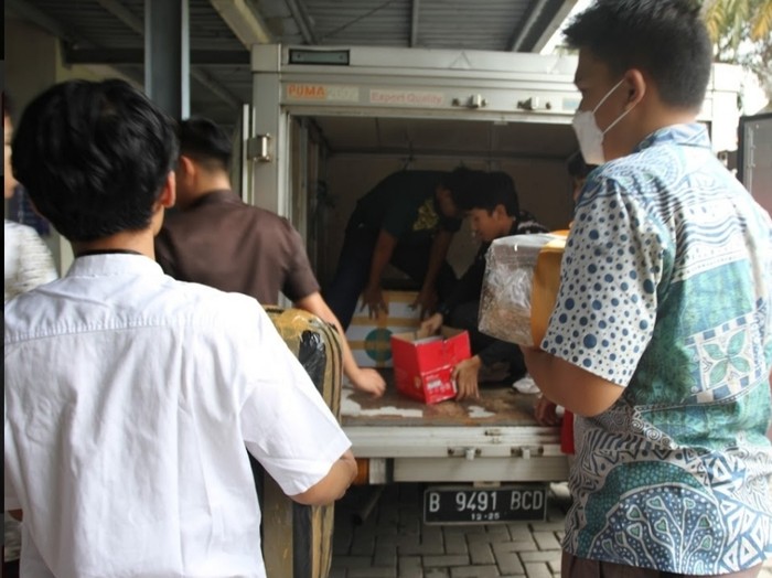 Siswa-siswi SMP dan SMA BINUS SCHOOL Serpong membagikan 1 minibus bahan makanan kepada Panti Asuhan Bahrul Ulum, Tangerang Selatan .