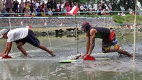 Tradisi unik ini ditonton antusias oleh para warga sekitar.