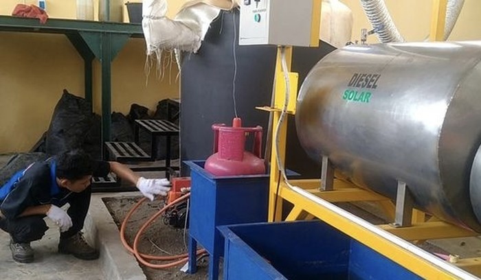 SMK Satya Praja 2 Petarukan, Pemalang, Jawa Tengah ciptakan mesin pengolah sampah jadi BBM