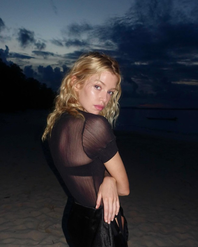 Begini potret cantiknya berlatar keindahan pantai Mentawai di malam hari. Foto: Instagram @stellamaxwell