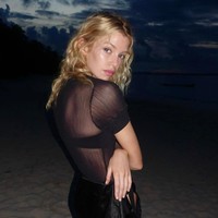 Begini potret cantiknya berlatar keindahan pantai Mentawai di malam hari. Foto: Instagram @stellamaxwell