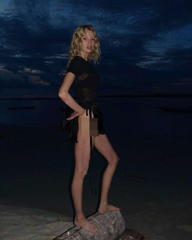 Saat liburan di Mentawai, Stella mengenakan baju-baju renang cantik. Dalam foto ini, ia memakai bikini hitam yang dipadukan dengan luaran transparan. Foto: Instagram @stellamaxwell