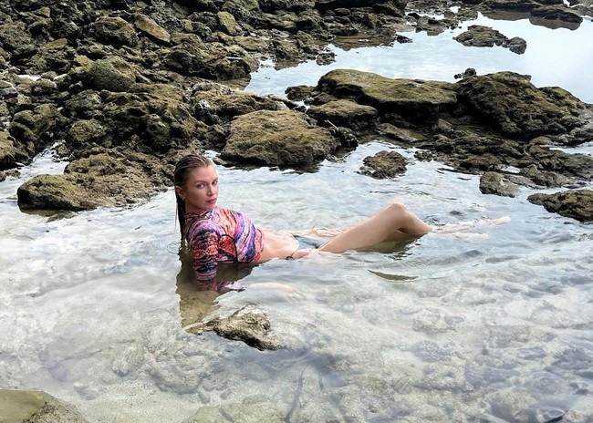 Dalam fotonya, Stella menulis lokasinya sebagai Mentawais, Indonesia. Ia tampak berpose dengan latar belakang pantai. Foto: Instagram @stellamaxwell