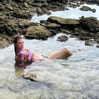 Dalam fotonya, Stella menulis lokasinya sebagai Mentawais, Indonesia. Ia tampak berpose dengan latar belakang pantai. Foto: Instagram @stellamaxwell