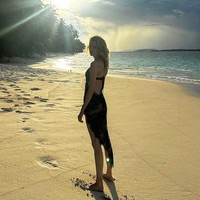 Dalam postingan terbarunya, Stella juga mengunggah foto Anthony Kiedies dengan warga setempat. Stella tampaknya liburan bersama vokalis Red Hot Chili Peppers itu. Foto: Instagram @stellamaxwell