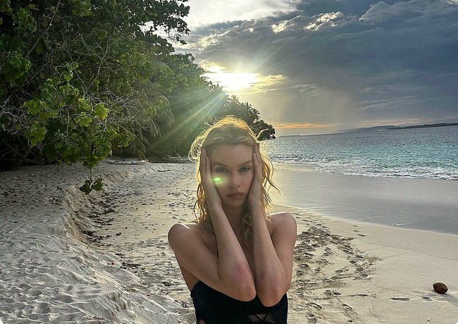 Model Stella Maxwell sering membagikan potret liburan ke berbagai destinasi glamor. Baru-baru ini Stella terlihat menikmati keindahan pantai di Kepulauan Mentawai. Foto: Instagram @stellamaxwell