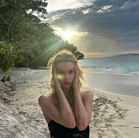 Model Stella Maxwell sering membagikan potret liburan ke berbagai destinasi glamor. Baru-baru ini Stella terlihat menikmati keindahan pantai di Kepulauan Mentawai. Foto: Instagram @stellamaxwell