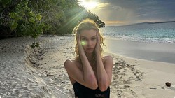 8 Gaya Model Victorias Secret Stella Maxwell Berpose di Kepulauan Mentawai