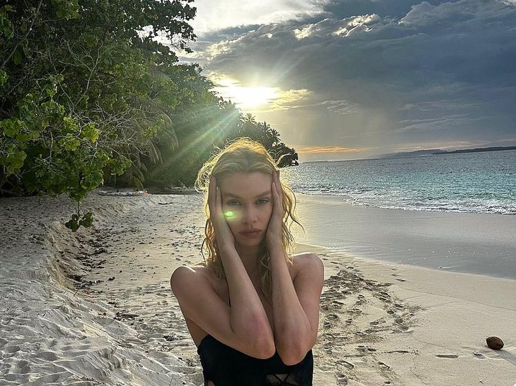8 Gaya Model Victorias Secret Stella Maxwell Berpose di Kepulauan Mentawai
