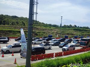 Hari Ini GT Kalikangkung Masih Ramai Pemobil Balik ke Jakarta
