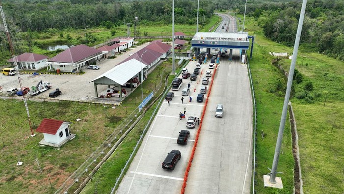 Suasana kendaraan di gerbang tol Prabumulih saat arus balik 2024.